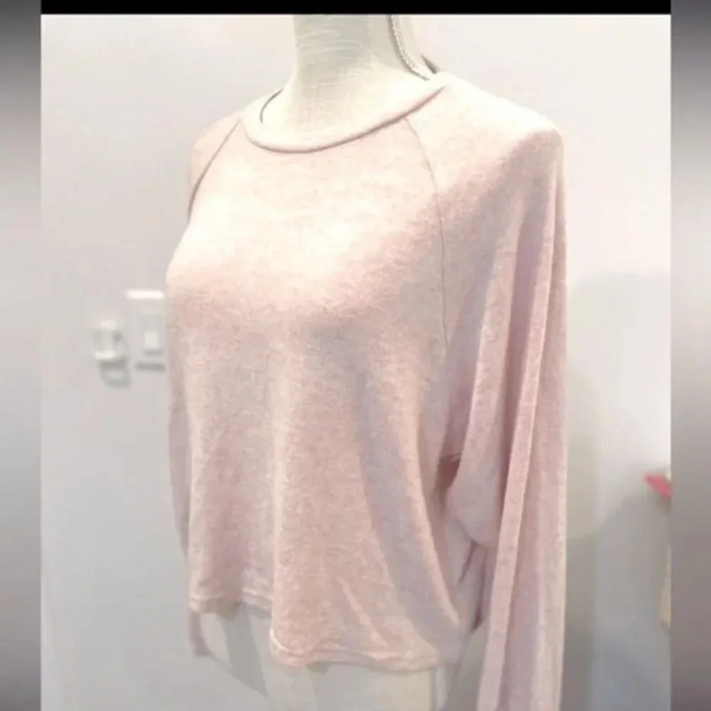 NWOT PINK GILLI LIGHTWEIGHT BRUSHED FABRIC LONG SLEEVE CREW NECK TOP SIZE L